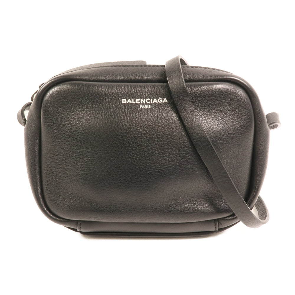 Balenciaga Everyday Camera Bag Black: Authentic and authenticated Balenciaga Everyday Camera Bag shoulder bag in black calfskin. Product no. 1000-Z-568008. Approx. 20W x 13H x 4D cm with 120-130 cm strap.
