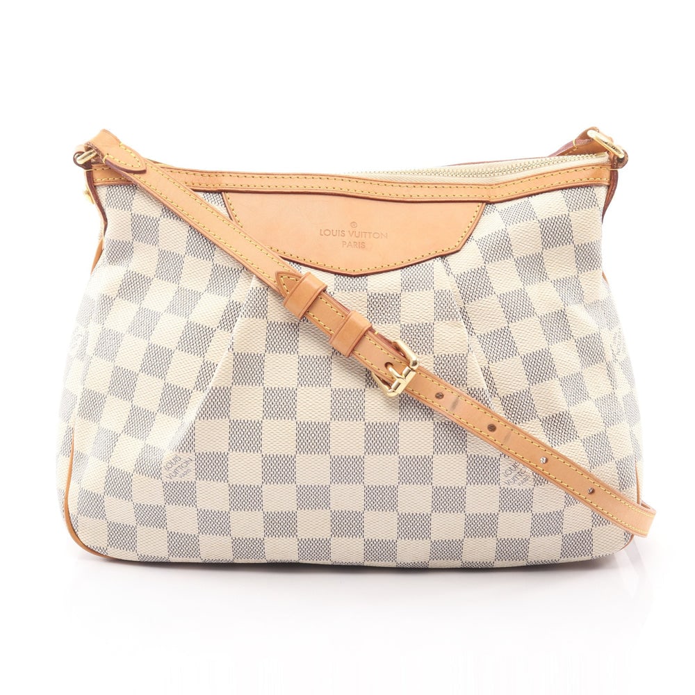 LV Syracusa PM Damier Azur Bag: Authentic and authenticated Louis Vuitton Syracusa PM Damier Azur shoulder bag in white PVC leather. Model N41113, product SP4190. Approx. 22 x 27/30 x 9 cm with 96-108 cm strap.