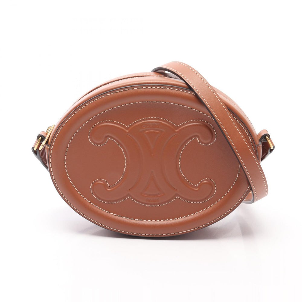 Celine Oval Perth Triomphe Brown: Authentic and authenticated Celine Oval Perth Cuill Triomphe shoulder bag in brown leather. Approx. 12 cm high, 4 cm deep, with adjustable 104-124 cm strap. No accessories or model listed.