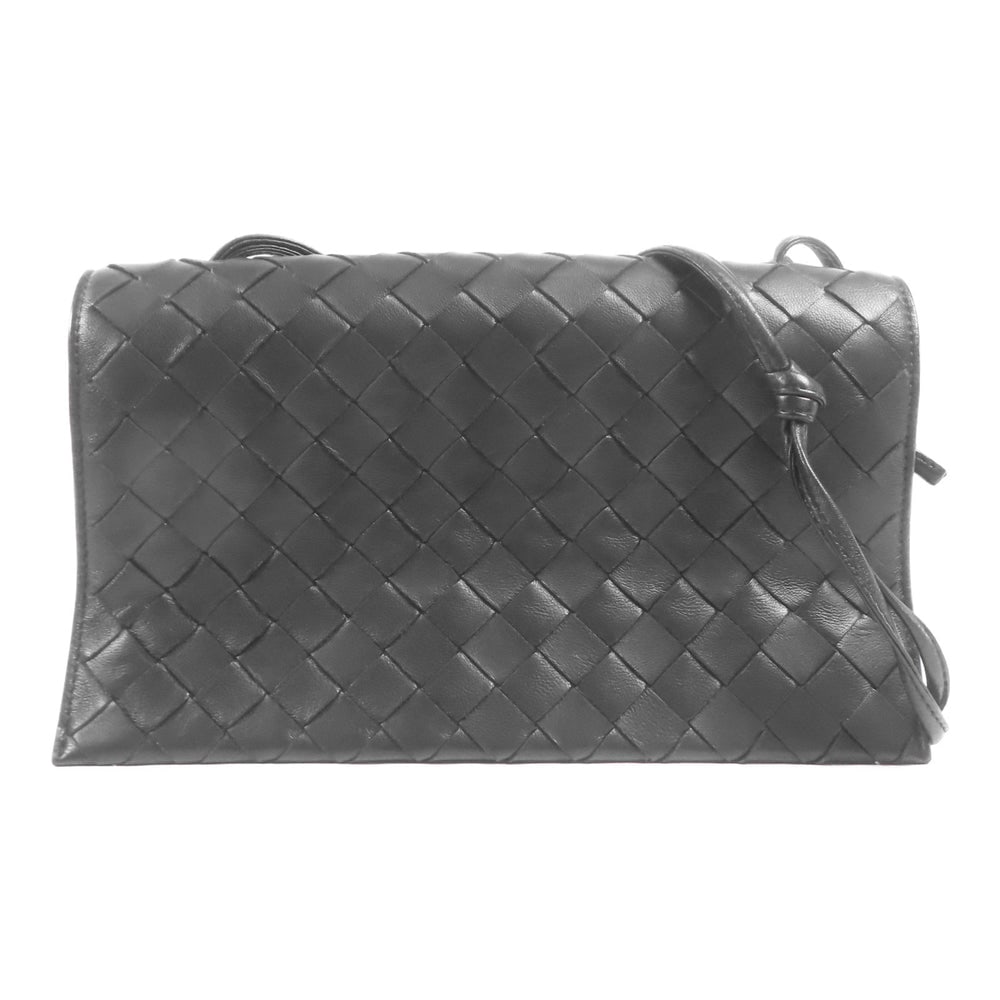 Bottega Intrecciato Flap Shoulder: Authentic and authenticated Bottega Veneta Intrecciato flap shoulder bag in black lambskin leather. Product A00016672J. Includes storage bags. Approx. 25.5 x 14.5 x 5 cm with 84 cm shoulder.