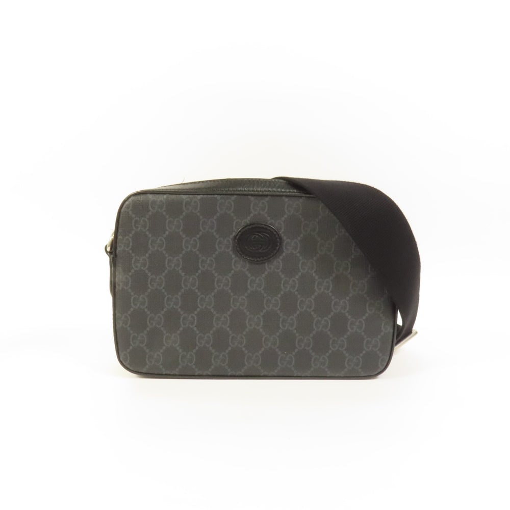 Gucci Black Coated Canvas Bag: Authentic and authenticated Gucci shoulder bag in black PVC coated canvas. Product 525040. Includes shoulder strap. Approx. 23 x 15 x 4.5 cm, handle 36 cm, shoulder 100-135 cm.