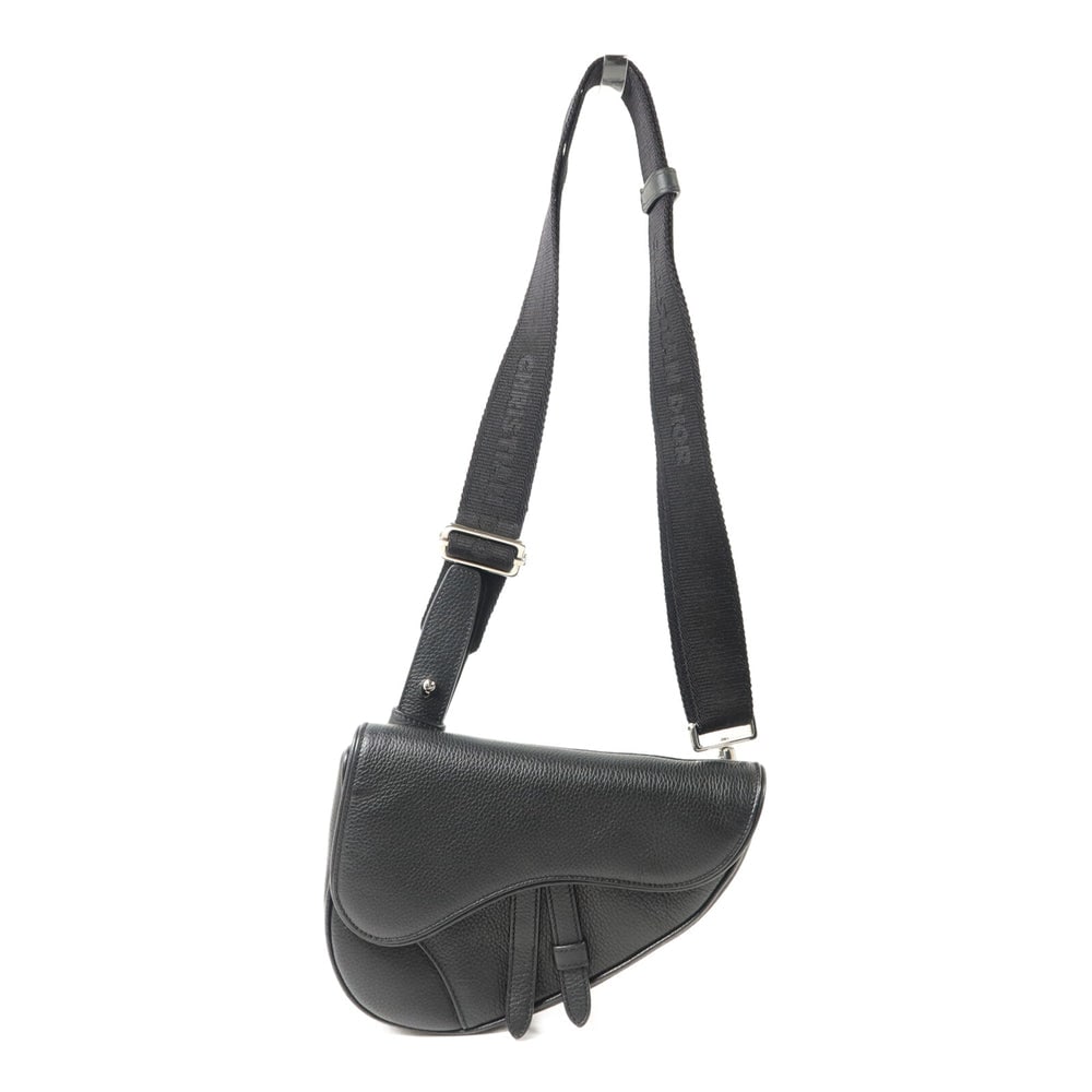 Dior Saddle Messenger Black: Saddle Messenger shoulder bag 1ADPO191 in black calfskin. Includes storage bags and shoulder strap. Size 23.5 x 16 x 3.5 cm.
