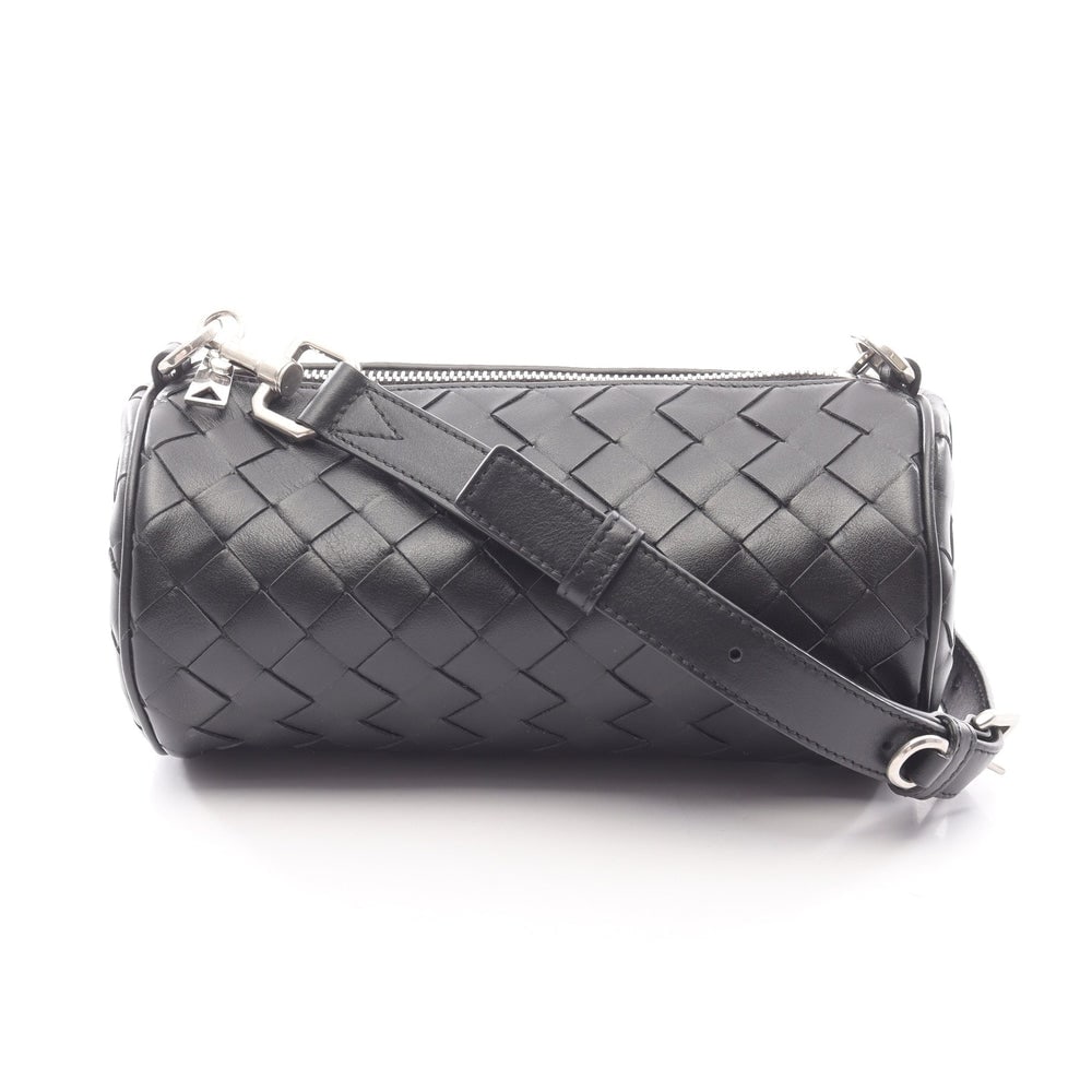 Bottega Intrecciato Barrel Black: Black leather Bottega Veneta Intrecciato Barrel shoulder bag. Approx. 21 x 10 x 6 cm; strap 96-126 cm. Model 777391. Authentic and authenticated.