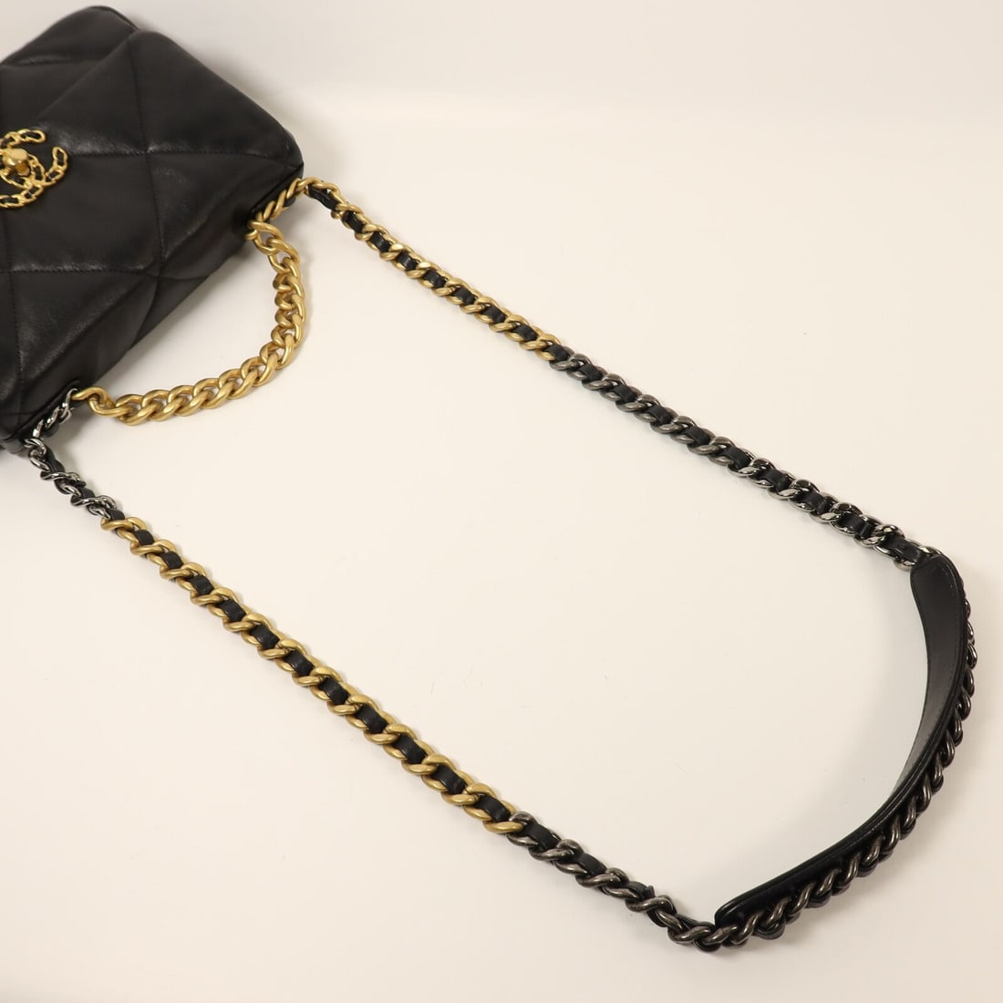 Chanel C19 Small Black - 8