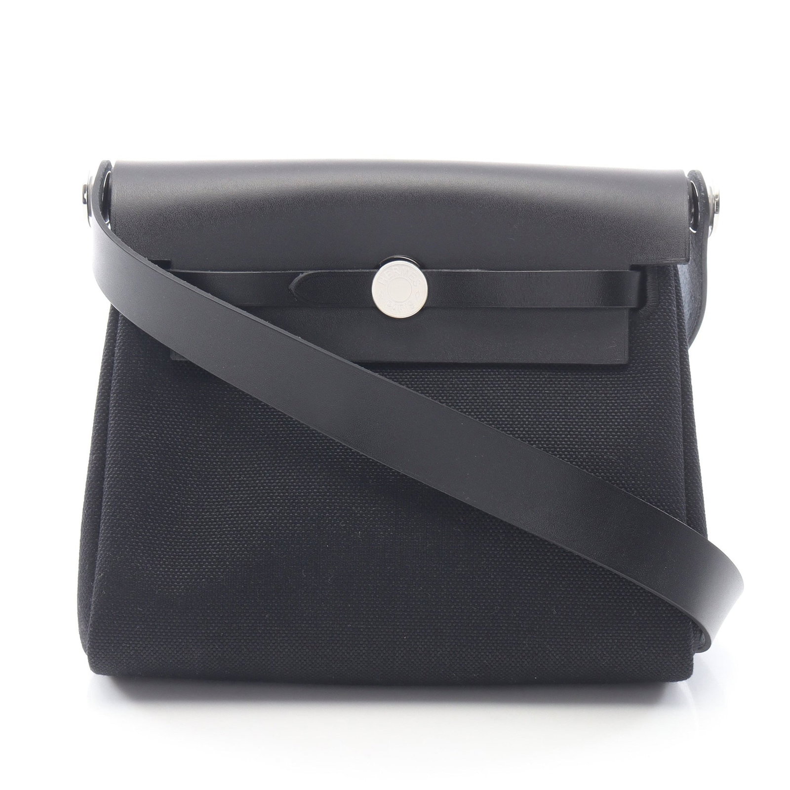 Hermes Airbag Zip Mini Black: Authentic and authenticated Hermes Airbag Zip Mini shoulder bag in black Vache hunter Toile military with silver hardware. Approx. 16H x 19/20W x 7D cm with 103 cm strap. Includes box, storage bags,