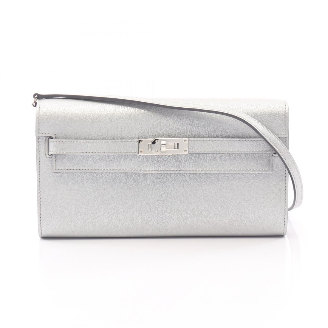Hermes Kelly To Go Argent Wallet: Authentic and authenticated Hermes Kelly To Go shoulder wallet in shiny silver Chèvre with silver hardware. Approx. 11.5H x 20.5W x 3.5D cm with 110 cm strap. K stamp.