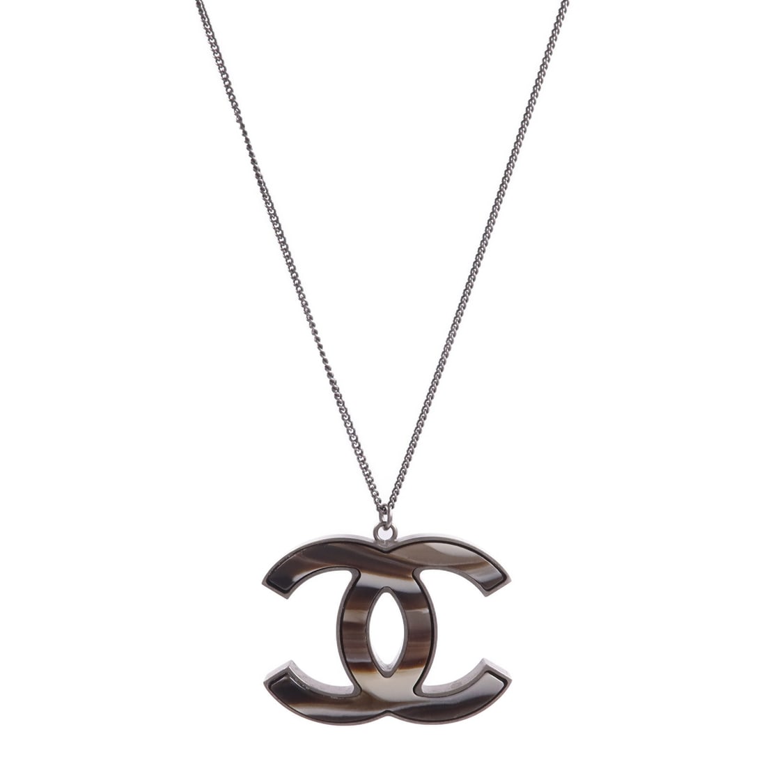 Chanel CC Resin Silver Brown: CC necklace in metal and resin with silver and brown tone.