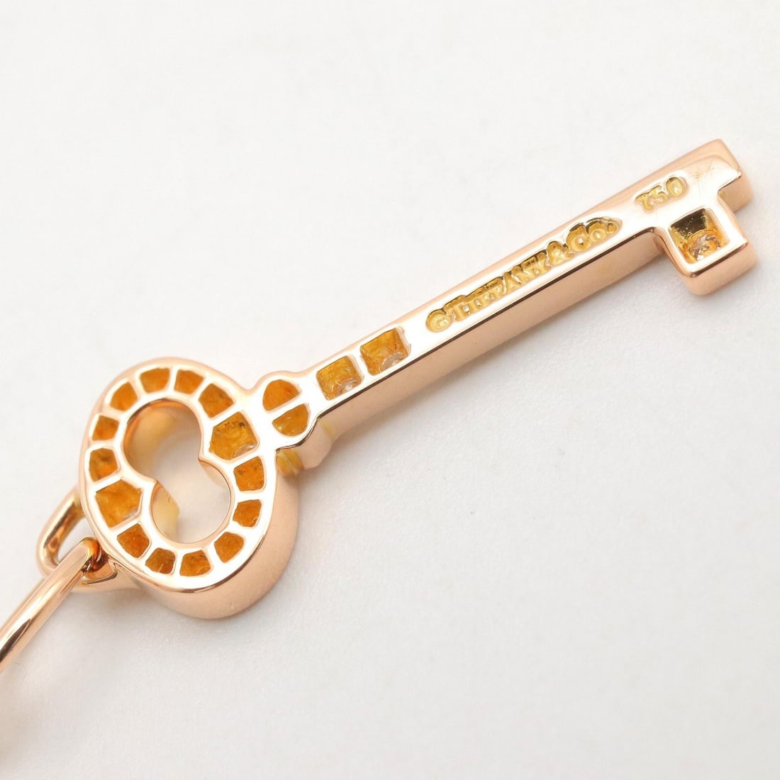 Tiffany Mini Oval Key Necklace: Mini Oval Key diamond necklace in K18 yellow gold.