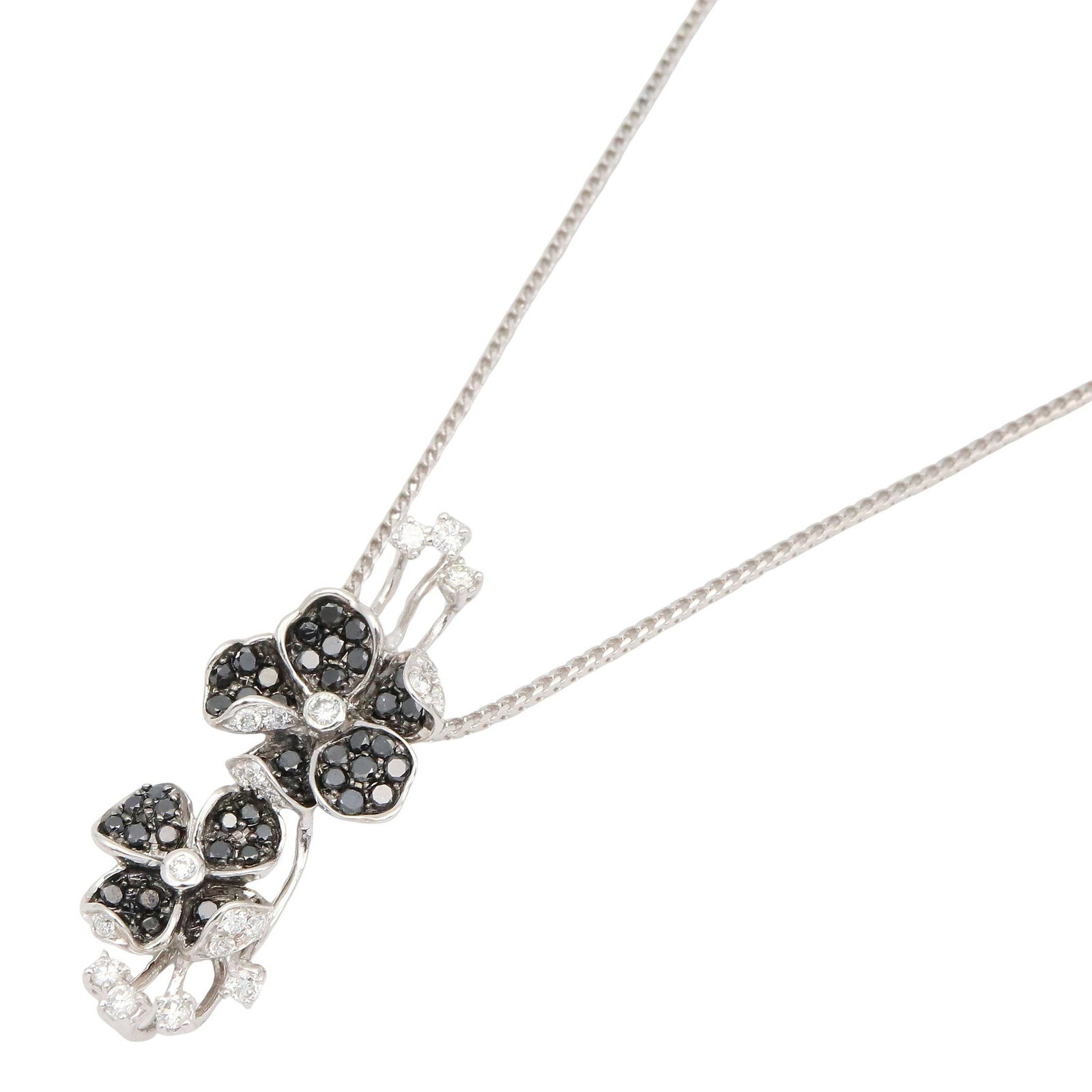 Black Diamond Necklace White Gold: Black diamond necklace in K18 white gold with clear detail.