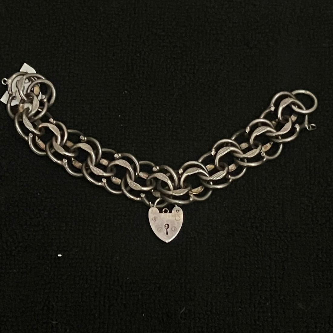 Vintage Sterling Silver Heart Padlock Bracelet 59.7 g: Vintage Sterling Silver Heart Padlock Bracelet. Size / Dimensions: Approx. 7 in. length by photo; 59.7 g weight shown