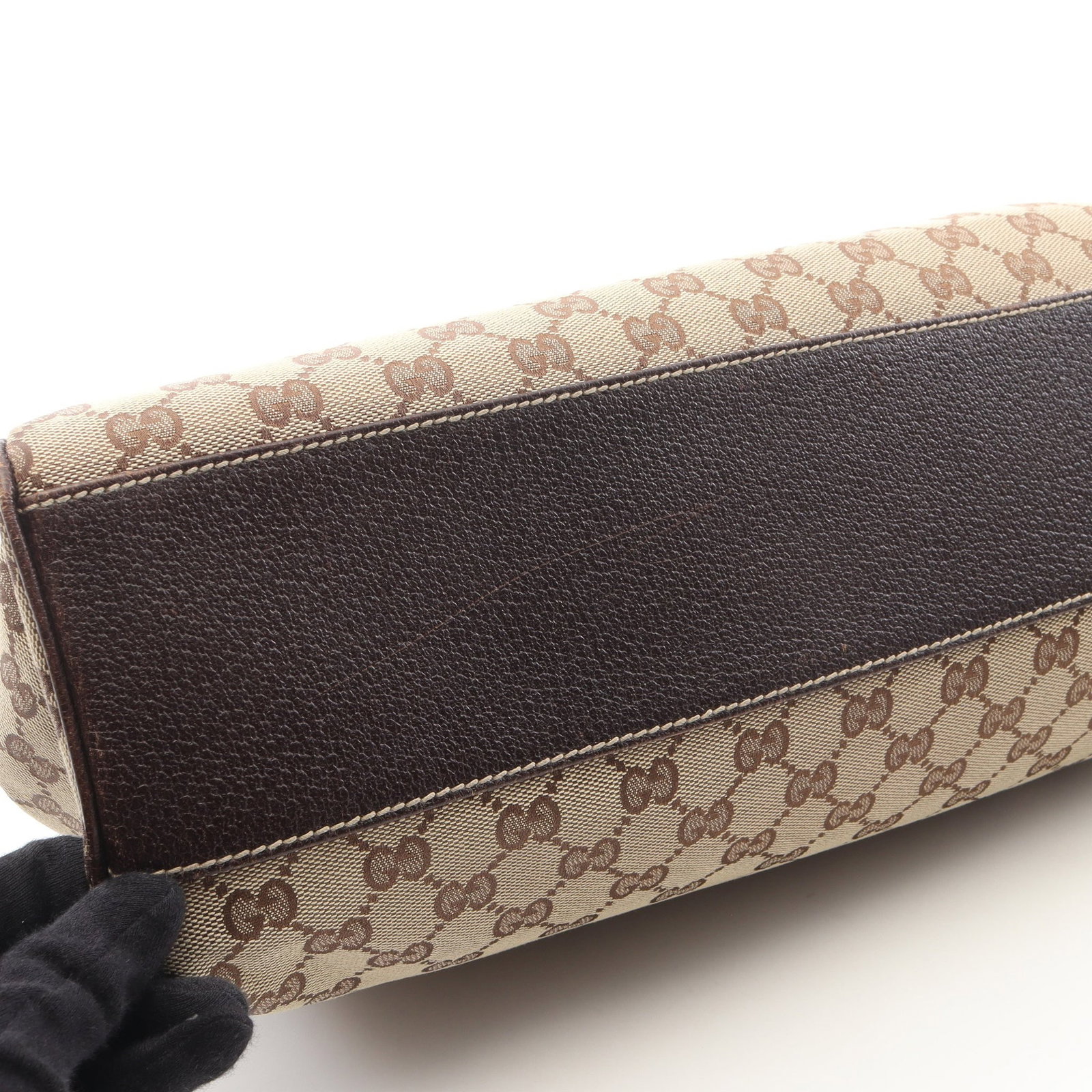 Gucci GG Canvas Shoulder Beige Brown: Beige dark brown GG canvas shoulder bag in canvas and leather, model 154981. Size: H22 x W28-39.5 x D10 cm; strap 36 cm, max drop 20 cm.
