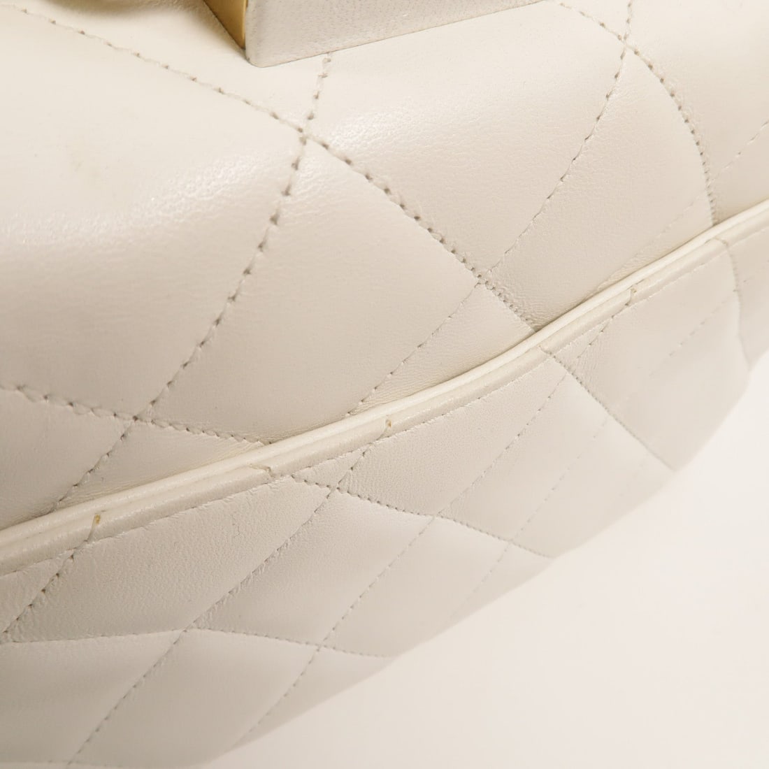 Chanel In The Loop Medium White - 16