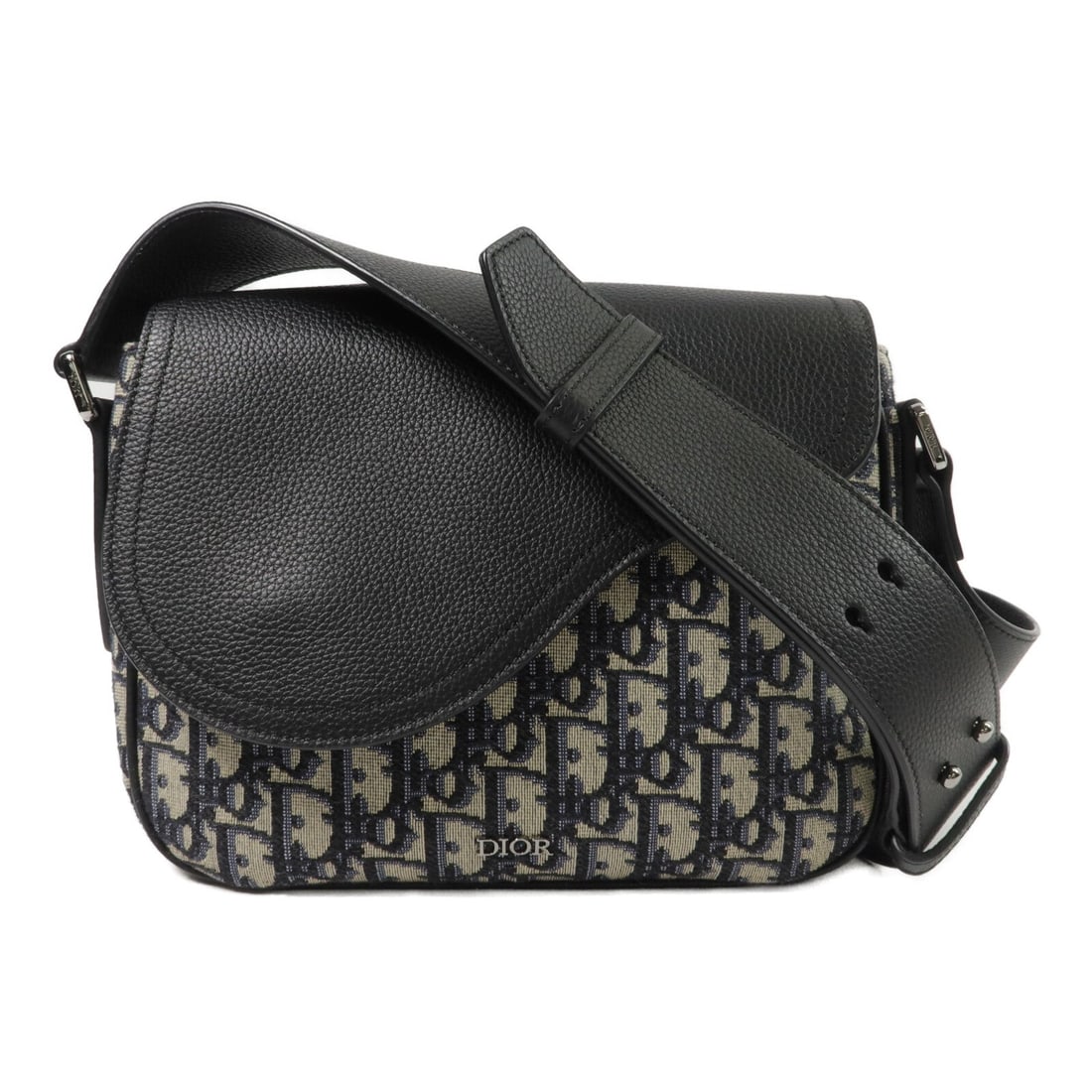 Dior Mini Saddle Messenger Blue: Blue Mini Saddle Messenger shoulder bag in canvas and leather, model 1ADME130YKS. Accessories: storage bags. Product no.: 21-BO-1210. Size: W23 x H19 x D6 cm; shoulder 92-128 cm.