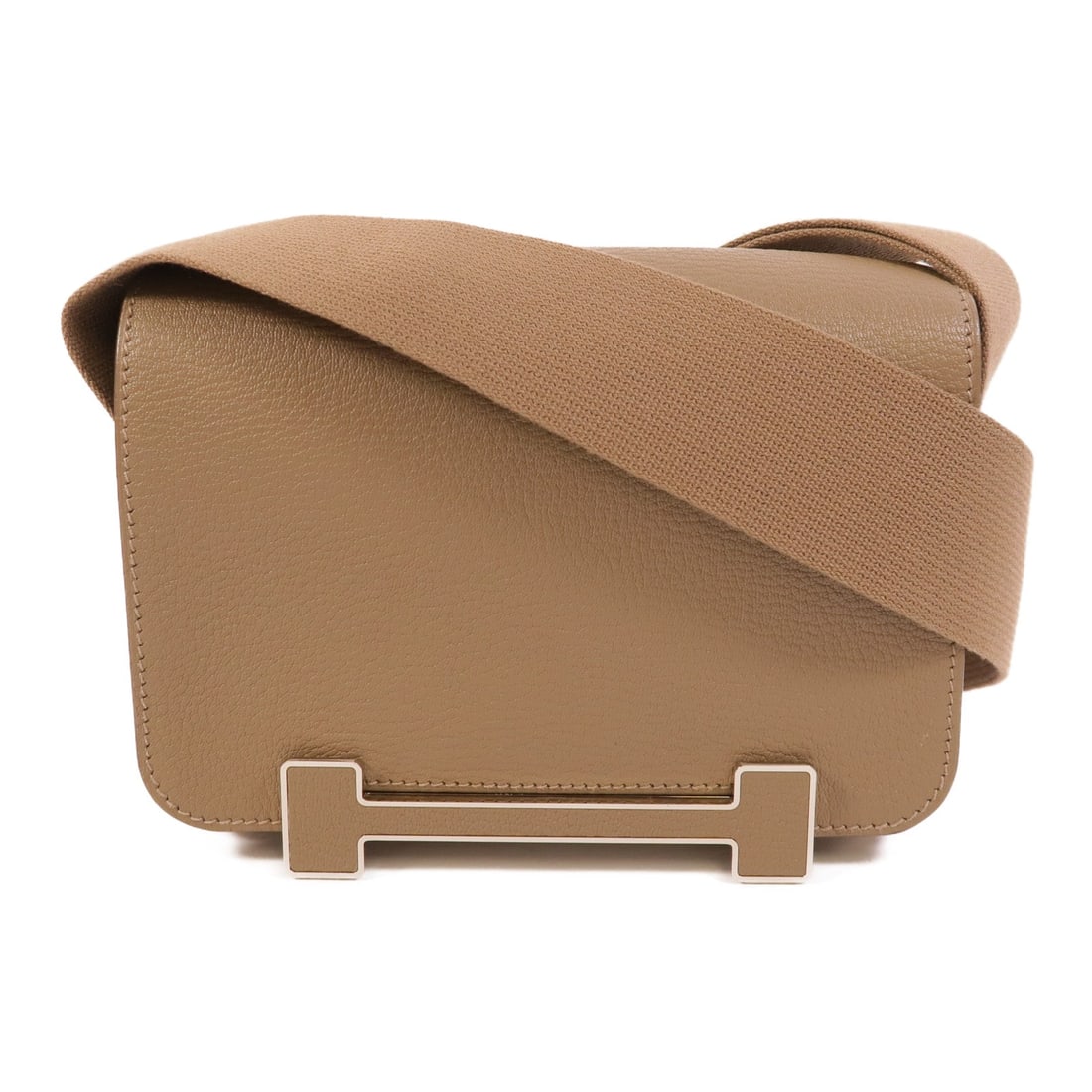 Hermes Geta Chevre Etoupe: PHW. Etoupe grey Geta shoulder bag in Chevre goatskin. Accessories: storage bags. Product no.: PU006NIW stamped (manufactured in 2024). Size: W20 x H15 x D6 cm; shoulder max 135 cm.