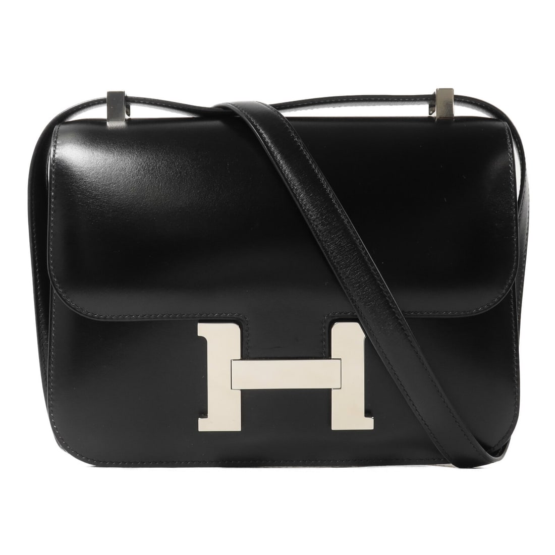 Hermes Constance 24 Box Calf Noir: PHW. Noir black Constance 24 shoulder bag in box calf leather. Accessories: storage box, storage bags. Product no.: P1602GWU stamp (manufactured in 2022). Size: W24 x H19 x D5 cm; shoulder 55-92.5 cm.