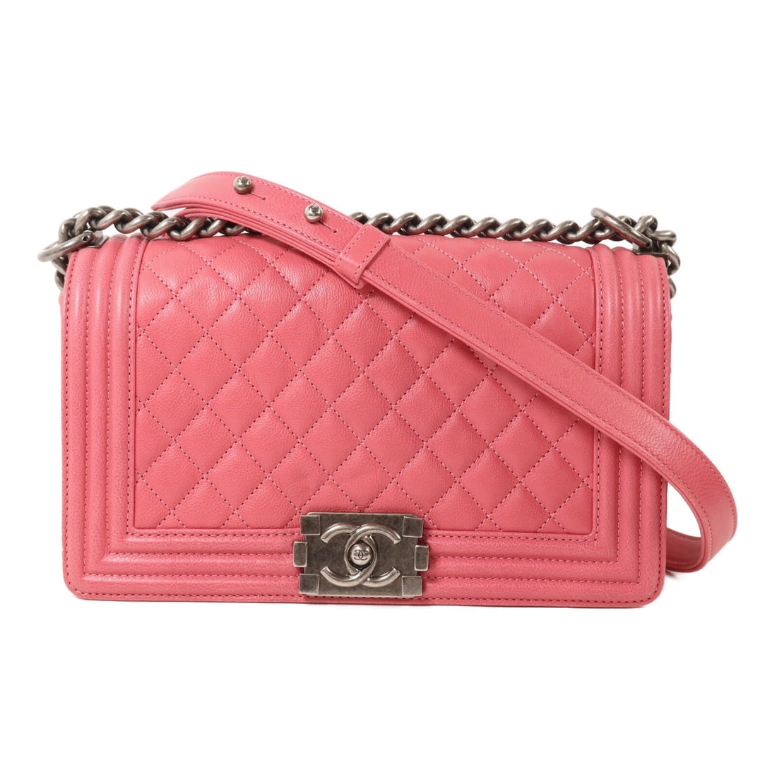 Chanel Boy 25 Calfskin Pink: Pink Boy 25 chain shoulder bag in calfskin. Accessories: storage bags, hologram sticker, guarantee. Product no.: 17939605. Size: W25 x H13.5 x D6 cm; shoulder 67-110 cm.