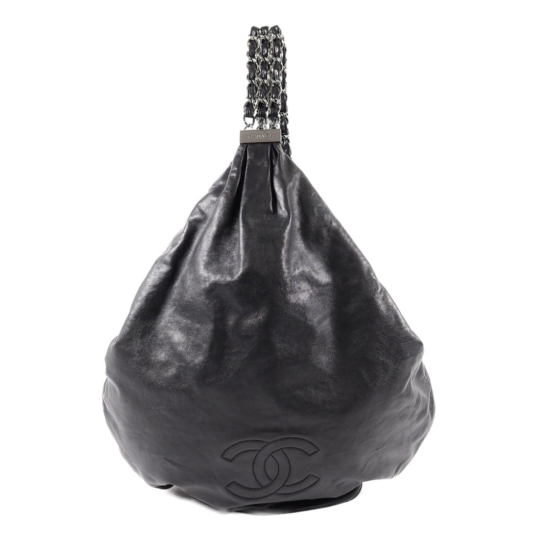Chanel Chain Shoulder Calfskin Black: Black chain shoulder bag in calfskin with silver hardware. Accessories: storage bags, hologram sticker. Product no.: 11372831. Size: W44 x H45 x D3 cm; handle 34 cm.