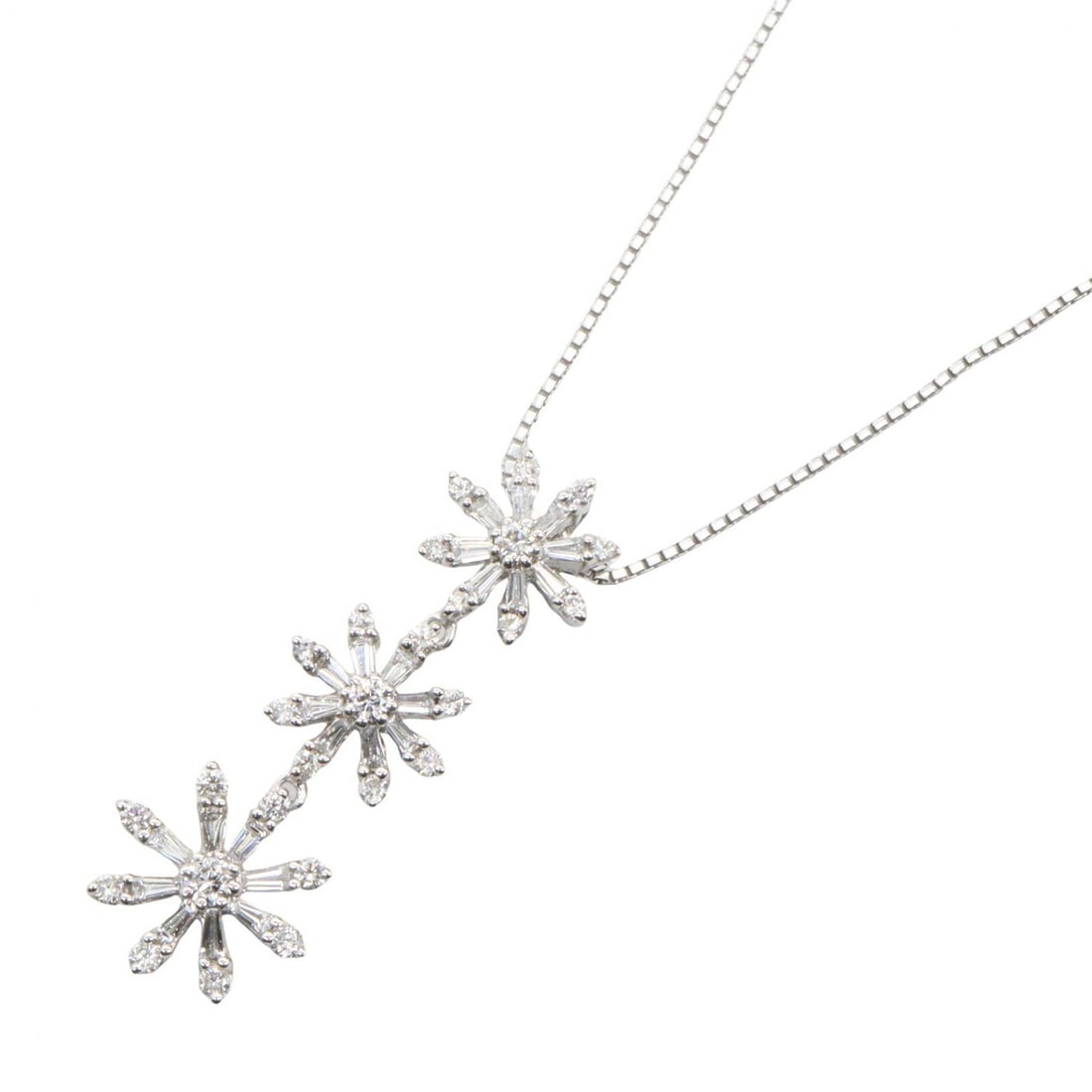 Diamond Necklace 18K White Gold: White gold and clear diamond necklace in K18WG; length 45.5cm; charm 3.4 x 1.2cm.