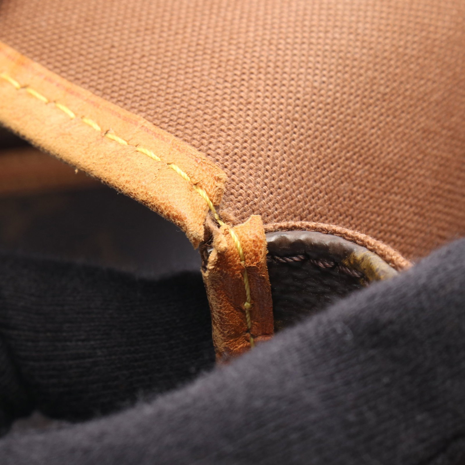 Louis Vuitton Bosphore Messenger PM - 7