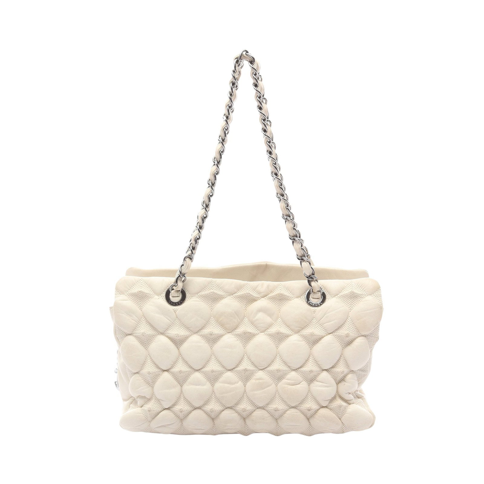 Chanel Bulles Quilt Chain Bag: White lambskin Bulles quilt chain shoulder bag with silver hardware. Includes serial seal. Size 19 x 32/31 x 12 cm, strap 58 cm.