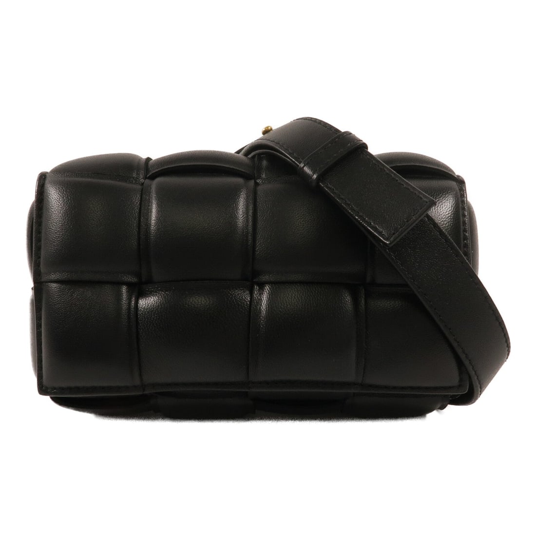 Bottega Padded Cassette Small: Black lambskin leather Padded Cassette Small shoulder bag. Includes storage bags. Size 19 x 11 x 7 cm, shoulder 65 to 93 cm.