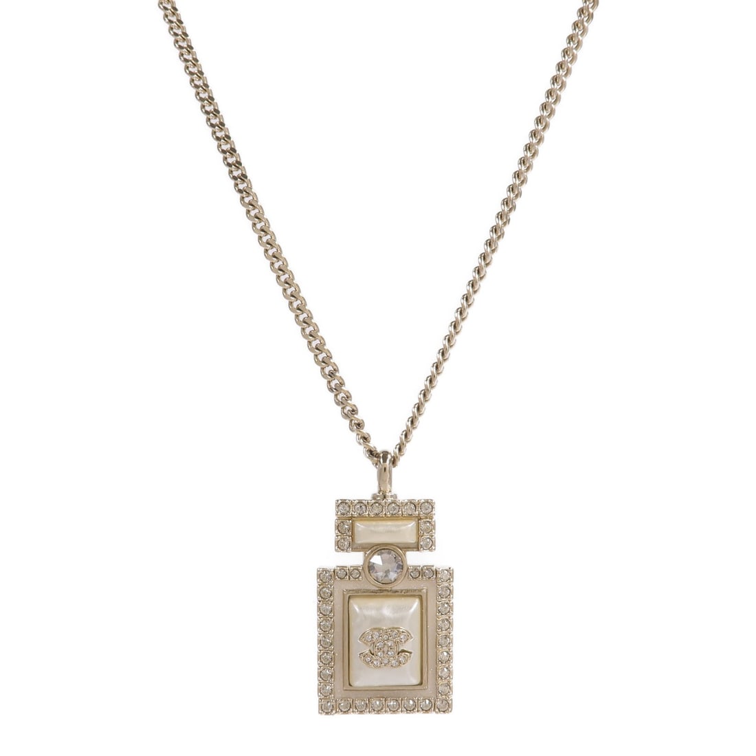 Chanel CC Necklace Gold White: CC necklace in metal with gold and white color. Adjustable 41-60cm chain with 18 x 31mm motif. No accessories included.