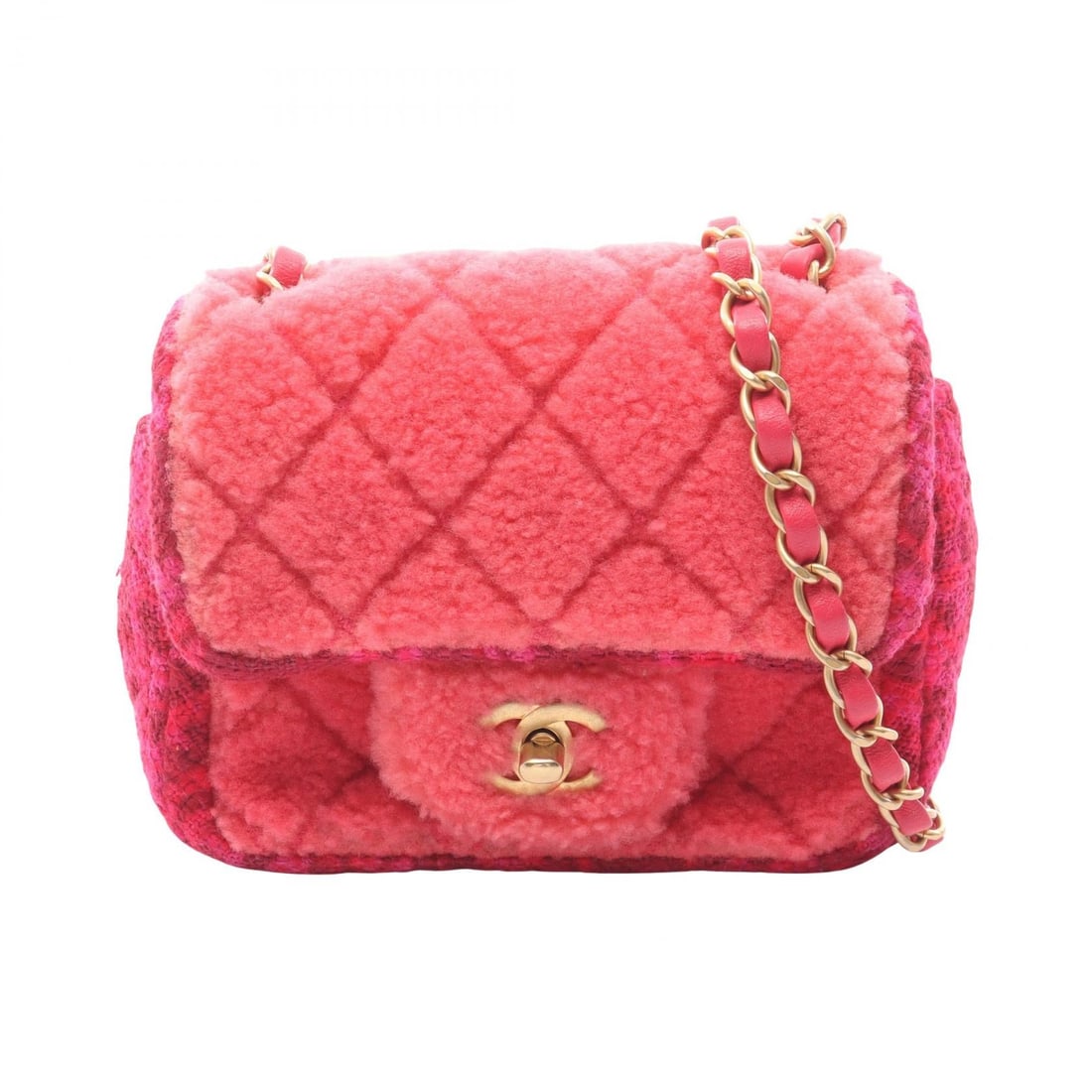 Chanel Mini Matelasse Pink Fabric: Pink Mini Matelasse bag in fabric and bore. Size: W16 x H13 x D7 cm. Shoulder 126 cm.