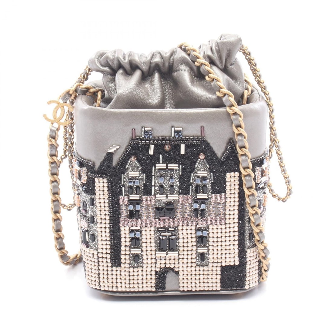 Chanel Beaded Bucket Silver Lambskin: Silver small bucket bag with bead embroidery in lambskin. Size: W11 x H16 x D9 cm. Shoulder 115 cm.