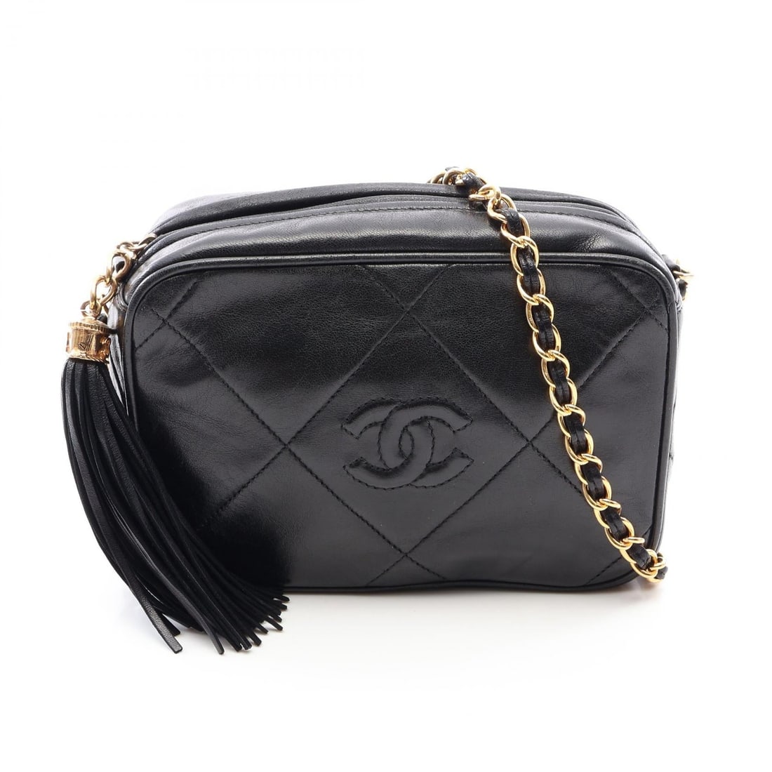 Chanel Coco Mark Fringe Black: Black COCO Mark Diamond Stitch Fringe bag in lambskin. Size: W18 x H12.5 x D7 cm. Shoulder 102 cm.
