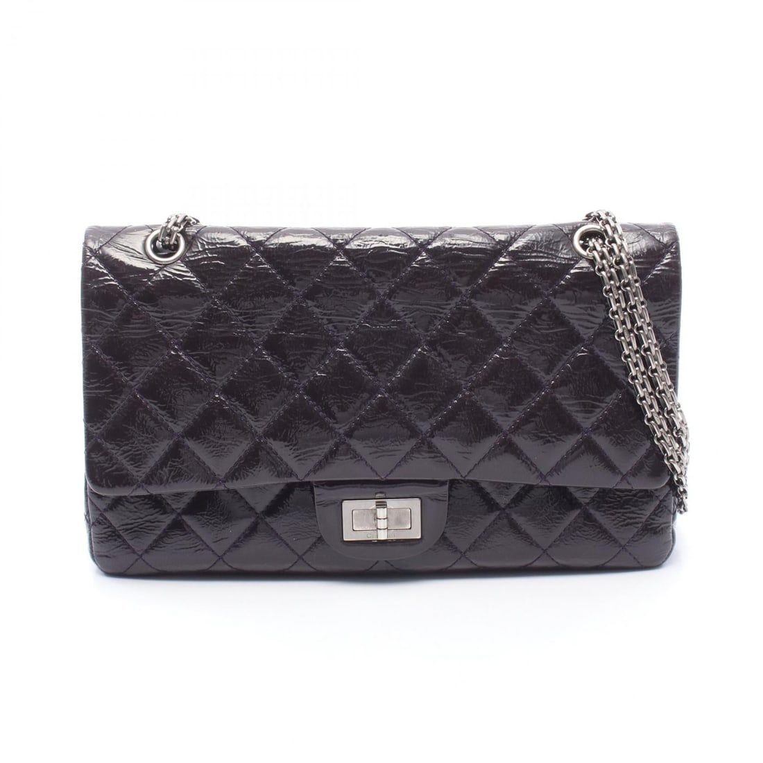 Chanel 2.55 Maxi Purple Patent: Purple 2.55 Matelasse Maxi W Flap in patent leather. Size: W31 x H19 x D9 cm. Strap drop 26 cm.