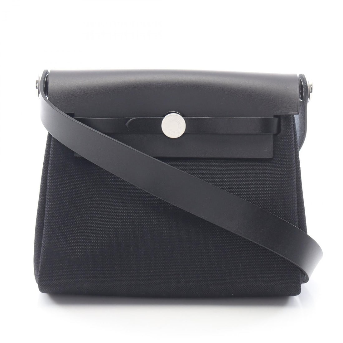 Hermes Airbag Zip Mini Black Bag: Black Airbag Zip Mini shoulder bag in canvas, leather, and Vache leather hunter / toile military. Includes storage box and storage bags. 20 x 16 x 7 cm; shoulder up to 103 cm.