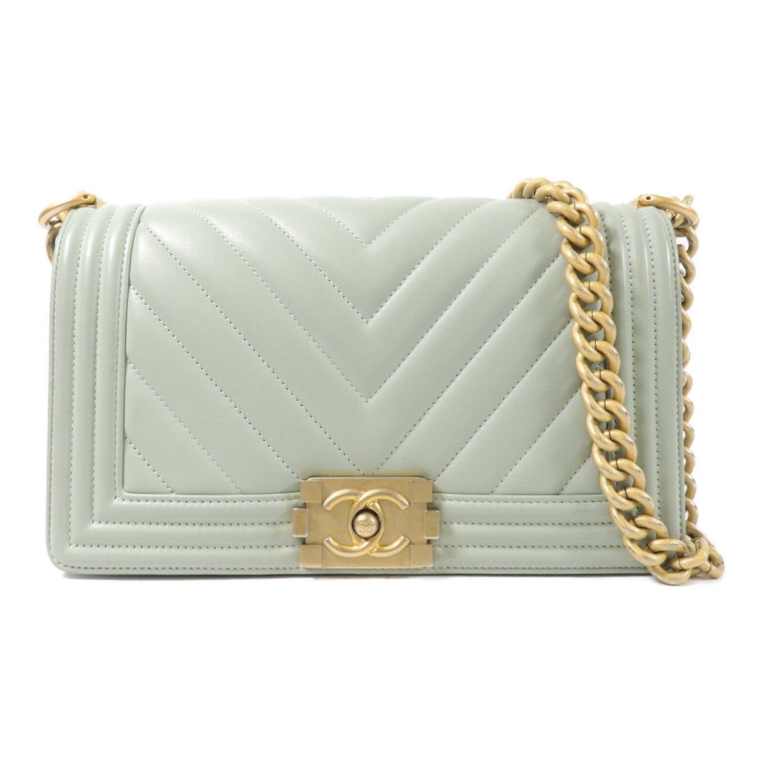Chanel CC GHW Boy 25 Green: CC GHW Boy 25 chain shoulder handbag in green Powder Green calfskin. Size: W25 x H14.5 x D8 cm. Shoulder 66-108 cm. Includes hologram sticker and guarantee.