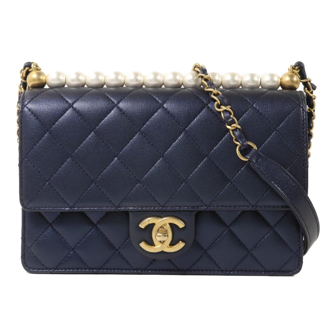 Chanel Chain Shoulder GHW Metallic Blue: Metallic blue chain shoulder bag with CC GHW in Calfskin (cowhide). Includes hologram sticker and guarantee. 21 x 15 x 5 cm; shoulder up to 112 cm. Model AS0585.