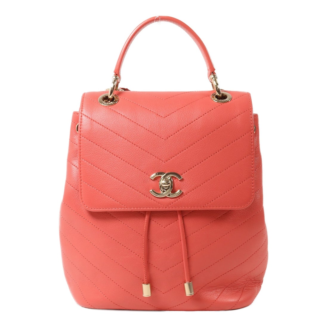 Chanel CC Chain Backpack Pink: CC Chain backpack in pink and red calfskin. Size: W19 x H24 x D11.5 cm. Handle 20 cm. Shoulder 72-78 cm. Includes hologram sticker.