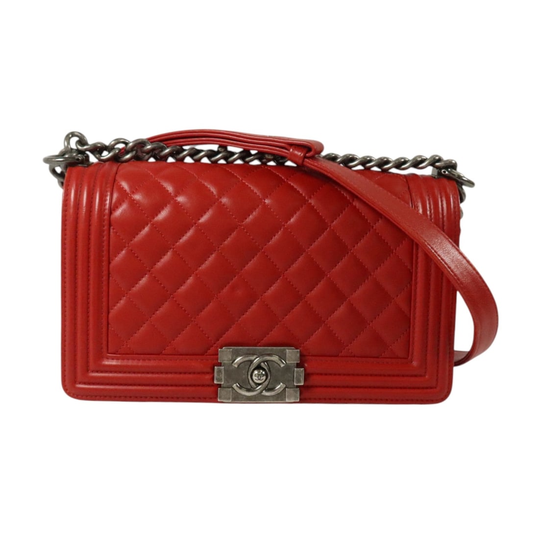 Chanel Boy 25 SHW Red Calfskin Bag: Red Boy 25 chain shoulder bag with CC SHW in Calfskin (cowhide). Includes storage bags and hologram sticker. 25 x 15 x 6.5 cm; shoulder 69-104 cm. Model A67086.