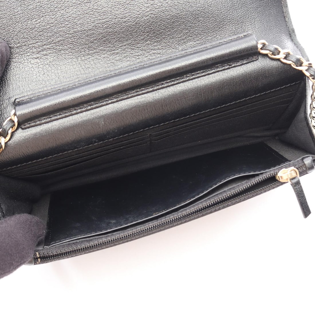 Chanel Matelasse Studs Black: Black Matelasse Studs bag in leather. No accessories. 19 x 12 x 3.5 cm. Shoulder 131 cm.