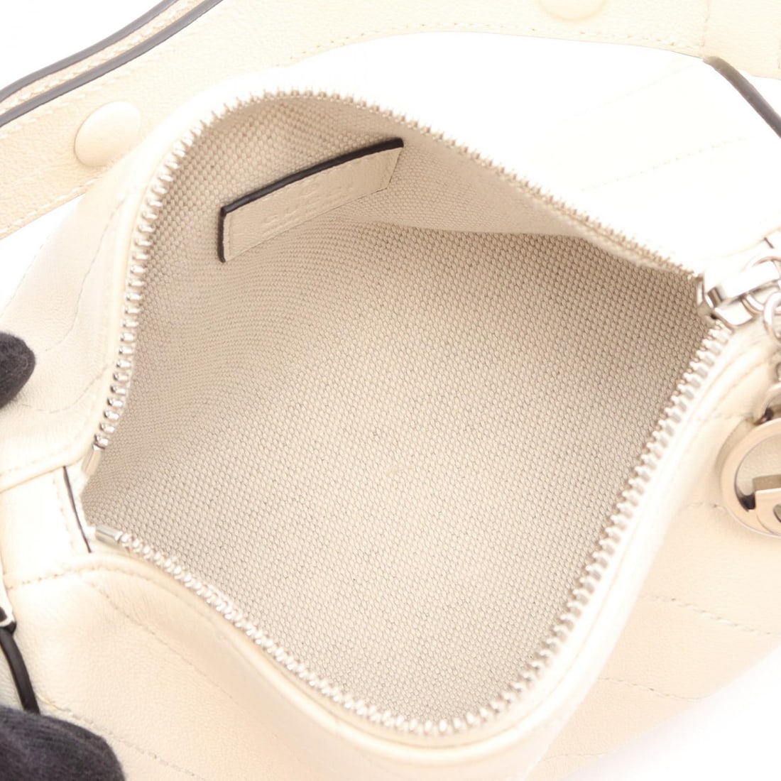 Gucci Blondie Cylinder Beige: Beige Blondie Cylinder shoulder handbag in leather. Model 760170. No accessories. 18 x 10 x 9 cm. Shoulder 40-56 cm.