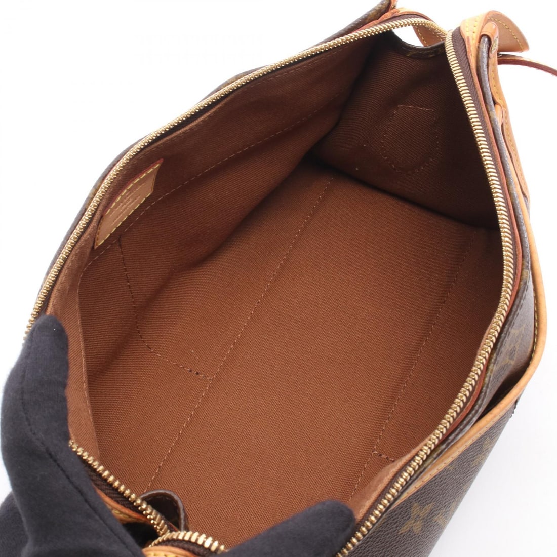 LV Popincourt Long Monogram: Brown Popancourt Long shoulder crossbody bag in Monogram PVC coated canvas and leather. Model M40008. No accessories. 31 x 14 x 12 cm. Shoulder 109-127 cm.