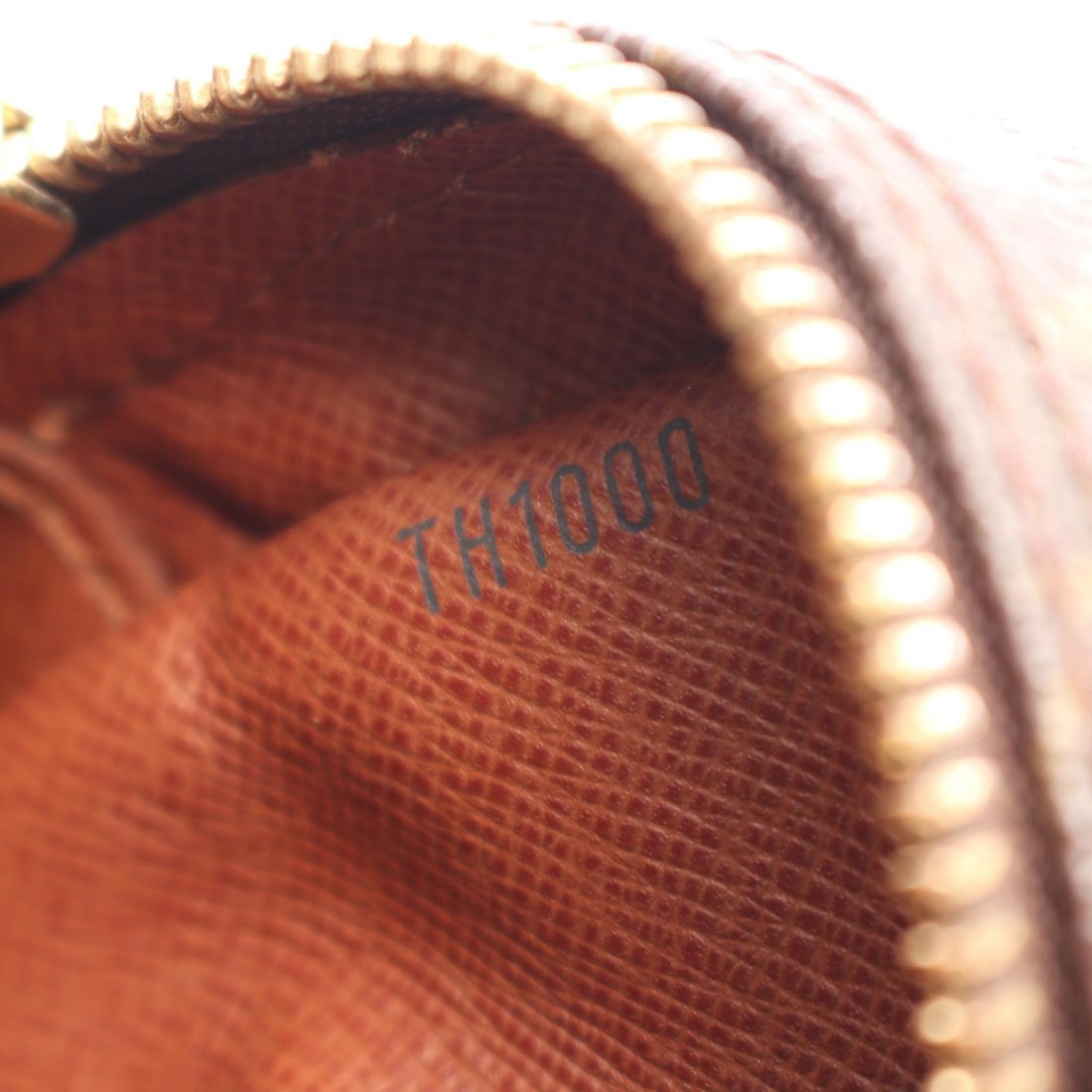 LV Amazon Monogram Crossbody Brown: Brown Amazon shoulder crossbody bag in Monogram PVC coated canvas and leather. Model M45236. No accessories. 15 x 21 x 4/5 cm. Shoulder 112-130 cm.