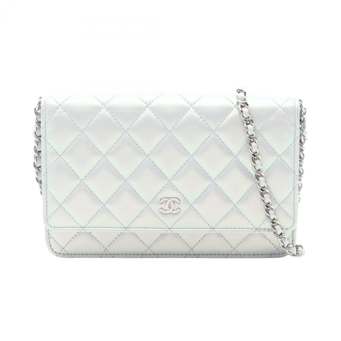 Chanel Matelasse Blue: Blue Matelasse bag in lambskin. No accessories. 19 x 12 x 3.5 cm. Shoulder 128 cm.