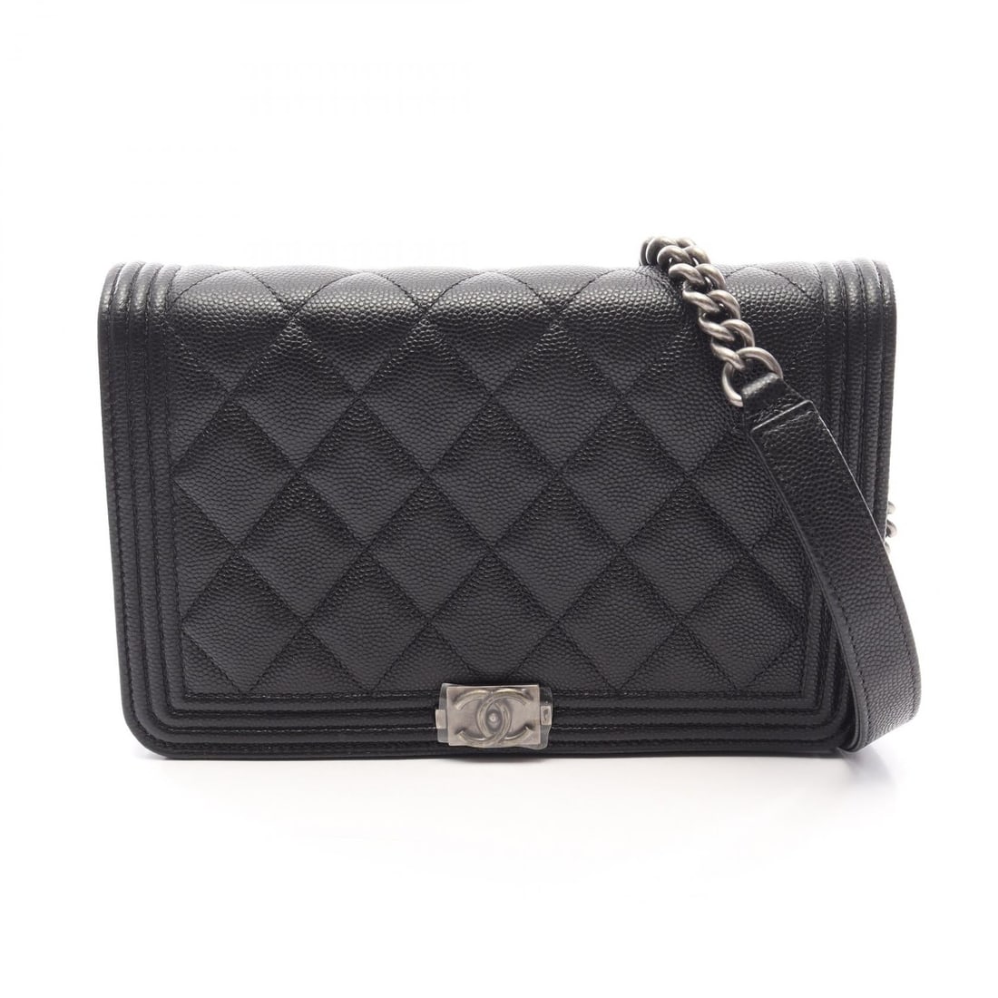 Chanel SHW Boy Chain Black: Black Boy Chanel Matelasse chain shoulder bag in grained calfskin with SHW. No accessories. 19 x 12 x 4 cm. Shoulder 128 cm.