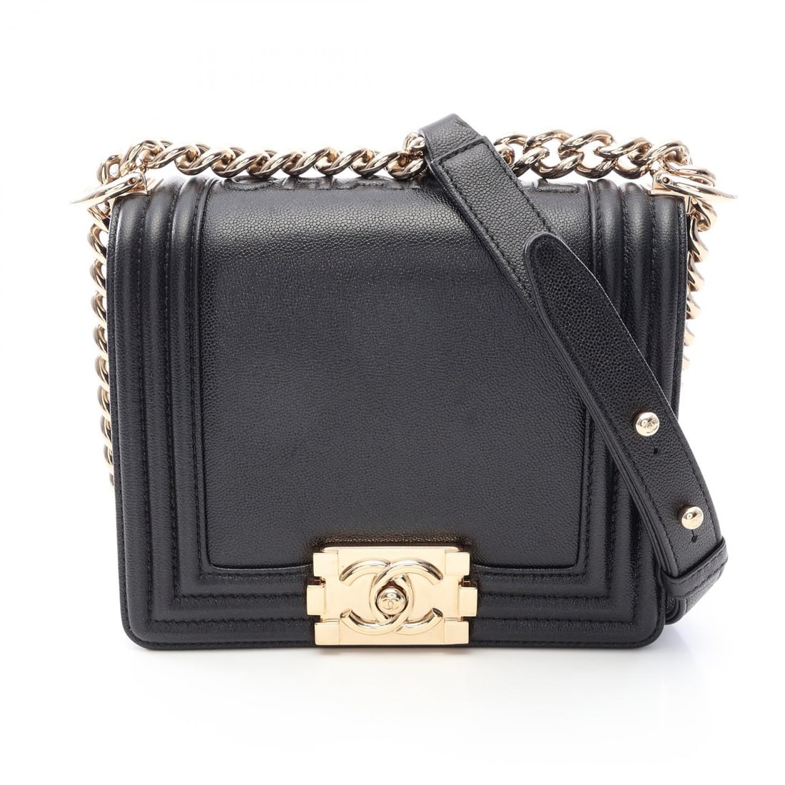 Chanel GHW Boy Chain Black: Black Boy chanel chain shoulder bag in leather with GHW. No accessories. 18 x 14 x 6.5 cm.