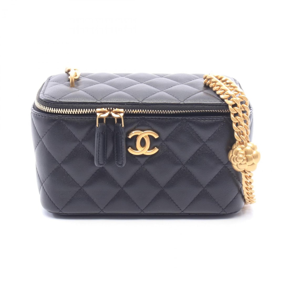 Chanel Matelasse Vanity Black: Black Matelasse vanity bag in lambskin. No accessories. 16 x 9.5 x 8 cm. Shoulder 125 cm.