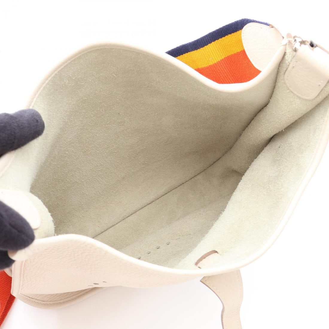 Hermès Evelyne III PM Craie: Cle white Evelyne III Trois PM shoulder crossbody bag in Taurillon Clemence leather. No accessories. 28 x 26.5 x 7 cm. Shoulder 92-134 cm.