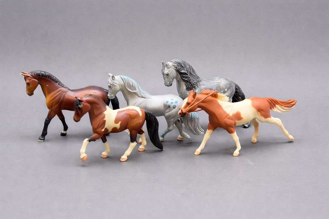 Group of 6 Breyer Stablemates Horse Figures, Vintage Molds, Mixed Poses: This lot consists of six Breyer Stablemates horse figures produced by Breyer Reeves, each marked © Breyer Reeves or just Breyer. The group includes a variety of classic Stablemates molds in mixed sta