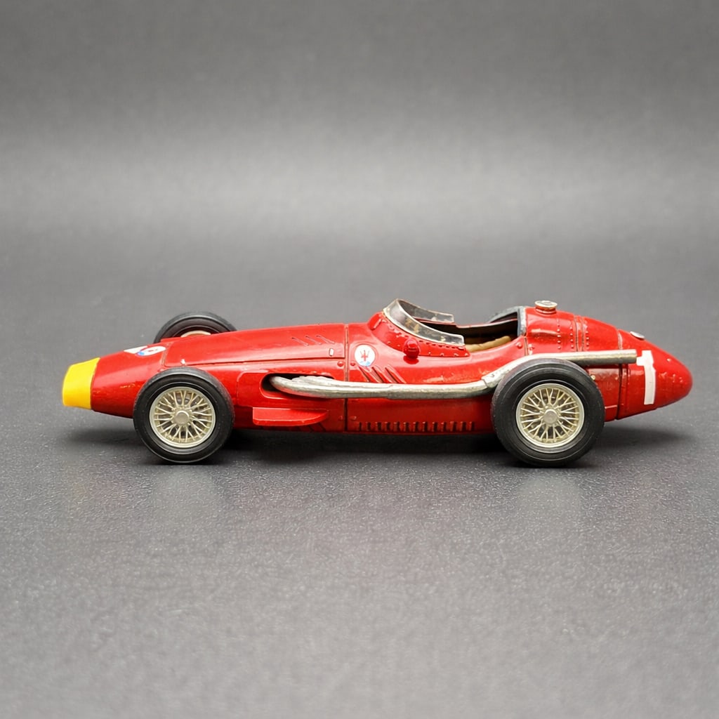 Brumm Maserati 250F Formula 1 Model 1:43: Cast metal 1:43 scale Maserati 250F Formula 1 racing model by Brumm, made in Italy. Finished in classic red with yellow nose cone, Maserati trident emblems, number 1 livery, exposed side exhaust, wire