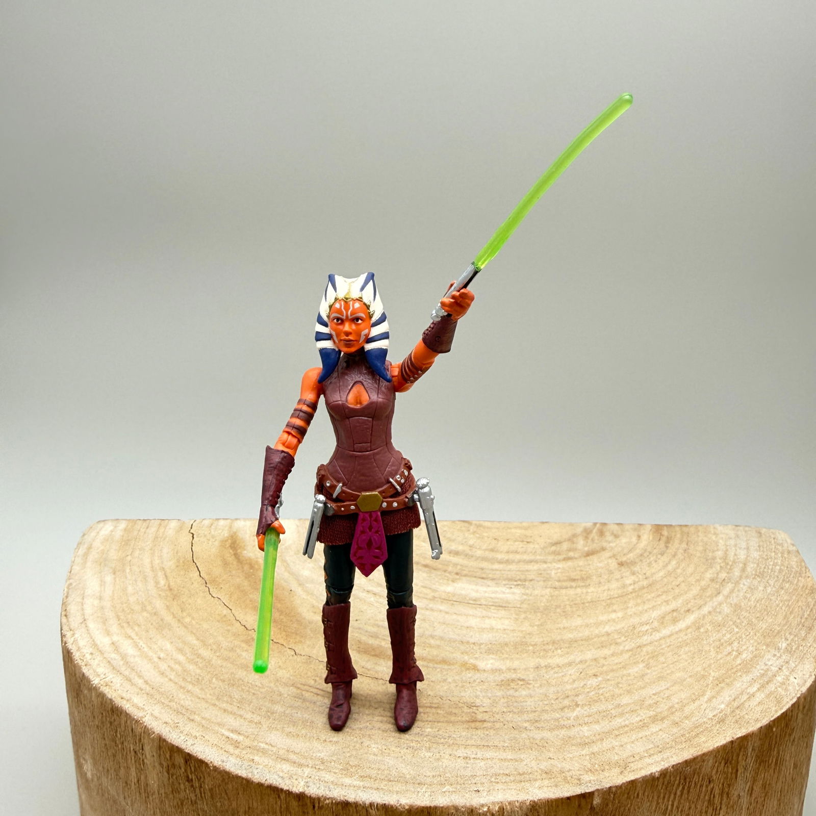 Star Wars Ahsoka Tano 4” Hasbro Figure: Articulated action figure of Ahsoka Tano from the Star Wars: The Clone Wars / Star Wars universe, manufactured by Hasbro.Figure measures approximately 4 inches tall and includes both green lightsabers