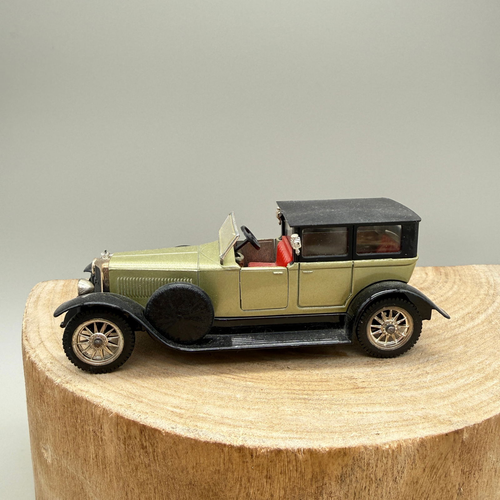 Solido 1:43 Panhard Levassor 35CV 1925 Model: Die-cast and plastic scale automobile model produced by Solido, France. This example represents a 1925 Panhard-Levassor 35CV touring car in 1:43 scale. Finished in olive green with black roof and fend