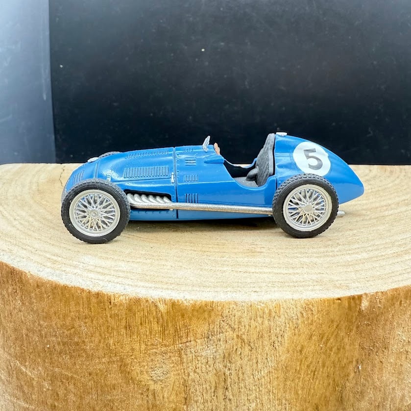 Brumm 1:43 Bugatti Type 35 GP Racer No.5 Italy: Brumm 1:43 scale diecast model of a pre-war Bugatti Grand Prix racing car, finished in blue with number 5 livery. Marked Brumm Made in Italy 1/43 on the base. Diecast metal body with detailed wire-sty