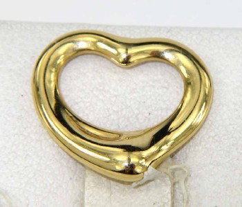 Tiffany & Co Peretti 18K Yellow Gold Pendant: Tiffany & Co Peretti 18K Yellow Gold Pendant.The weight of Pendant is 2.3 grams.The size of pendant is 13 x 15 mm. thickness: 1 mm.